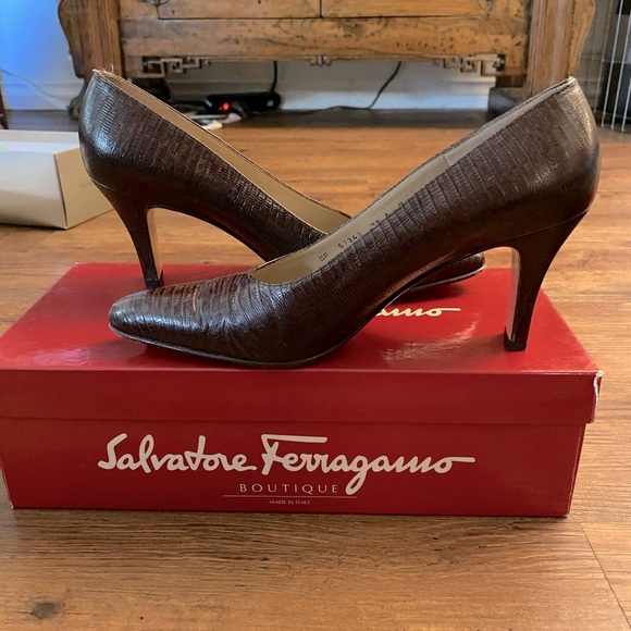 Salvatore Ferragamo alligator embossed brown leather heeled pump - Picture 5 of 7